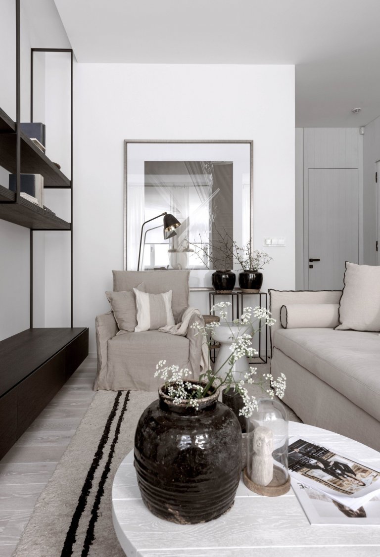 Nepříliš velký dvoupokojový byt s vysokými stropy v kompletně opraveném domě přímo u zastávky MHD měl své kouzlo. Přestože v interiéru nezbylo nic původního,…