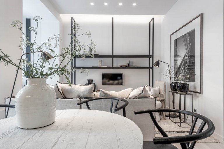 Nepříliš velký dvoupokojový byt s vysokými stropy v kompletně opraveném domě přímo u zastávky MHD měl své kouzlo. Přestože v interiéru nezbylo nic původního,…