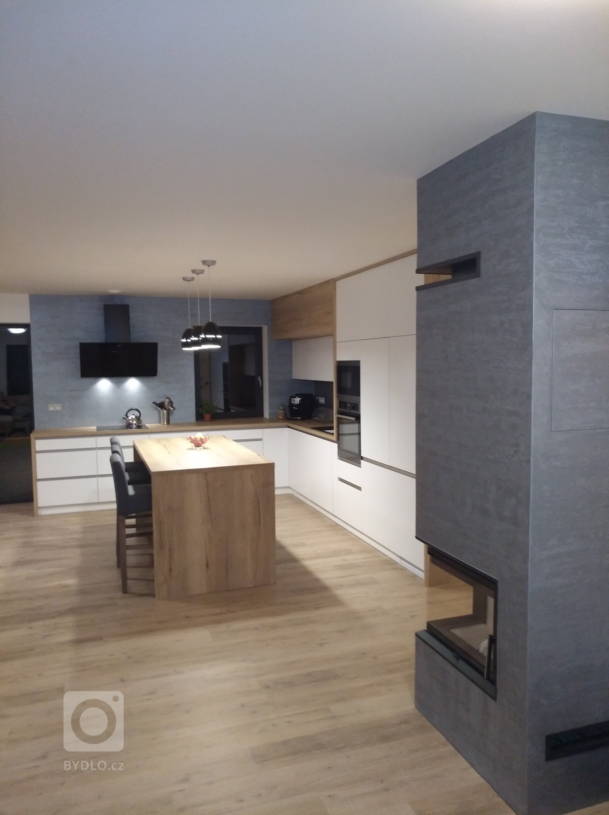 Dekorativní stěrka v kuchyni a na krbu. Designové a zároveň&nbsp;praktické řešení.
