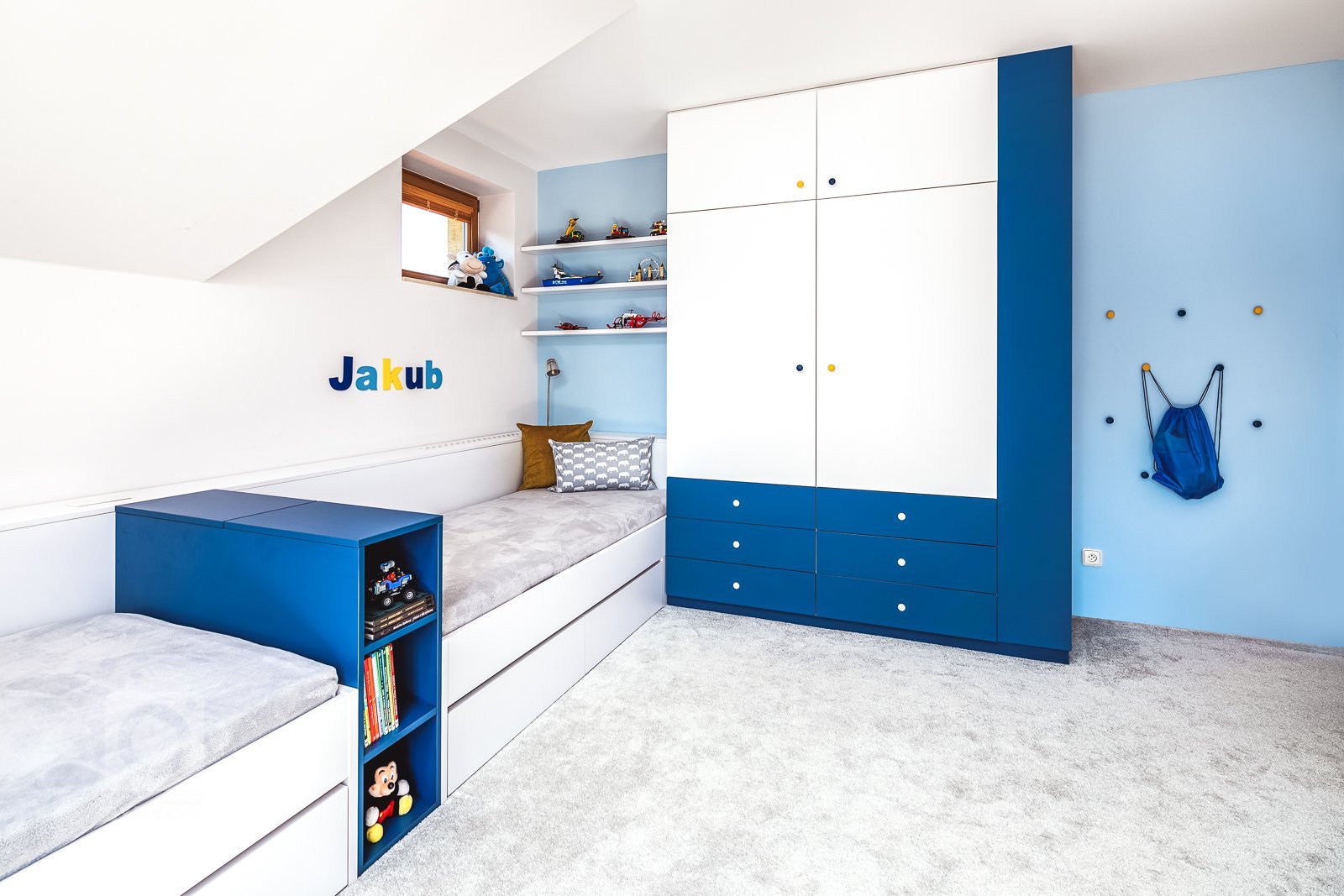 Jak do malého pokoje s atypickými rozměry vměstnat vše, co potřebují dva školáci? Místo na spaní, učení, hraní, úložný prostor, knihovnu a ještě jednu postel…