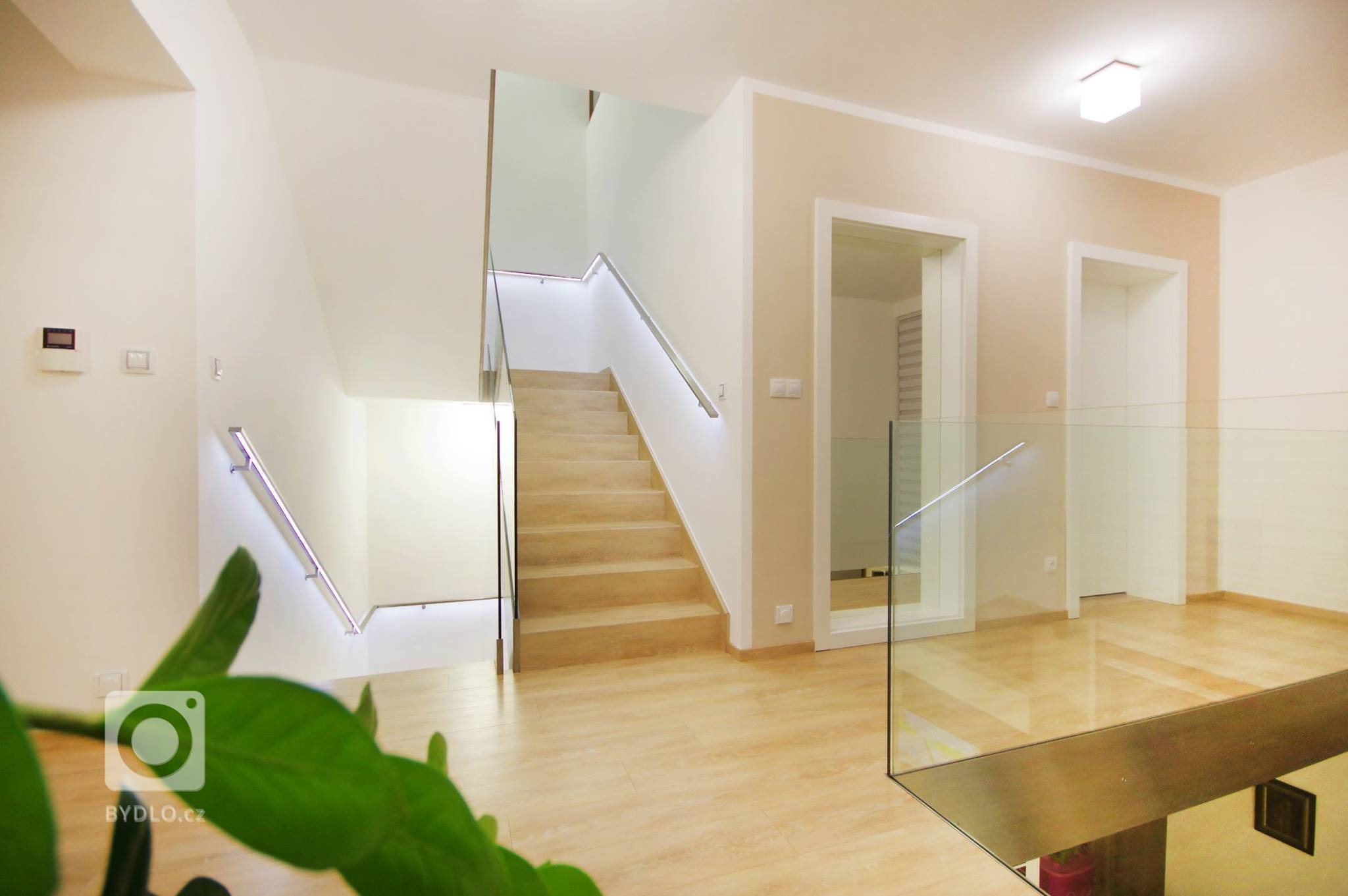 Když se vila poprvé otevřela našim zrakům, byla kompletně zařízena a dispozičně upravena ve stylu těžkých 90'. Investoři jsou mladí lidé a byli velmi…