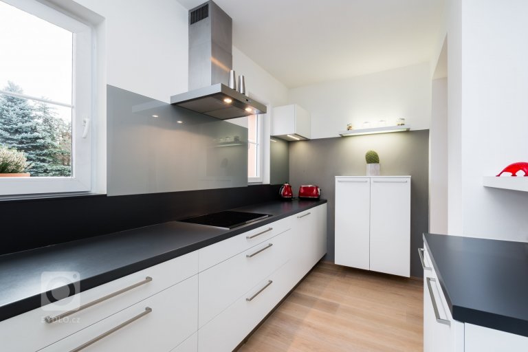 Interiér domu z devadesátých let potřeboval rekonstrukci. Jde o kuchyň s jídelnou a obývací pokoj. Majitelé mají rádi jednoduchý design, střídmou barevnost a…