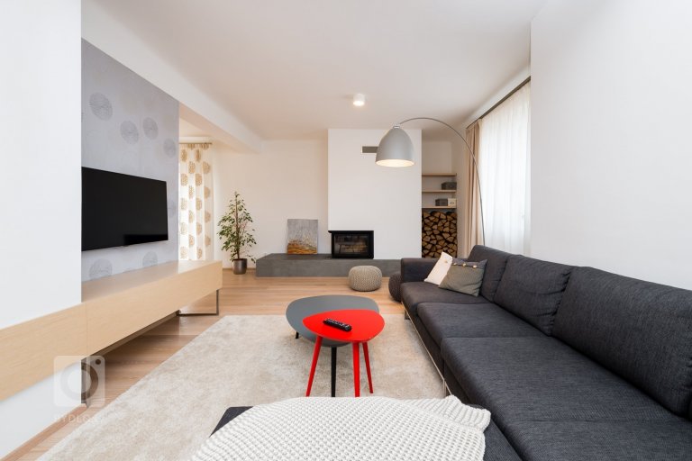 Interiér domu z devadesátých let potřeboval rekonstrukci. Jde o kuchyň s jídelnou a obývací pokoj. Majitelé mají rádi jednoduchý design, střídmou barevnost a…