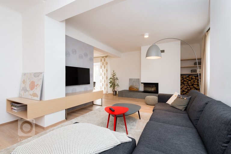 Interiér domu z devadesátých let potřeboval rekonstrukci. Jde o kuchyň s jídelnou a obývací pokoj. Majitelé mají rádi jednoduchý design, střídmou barevnost a…