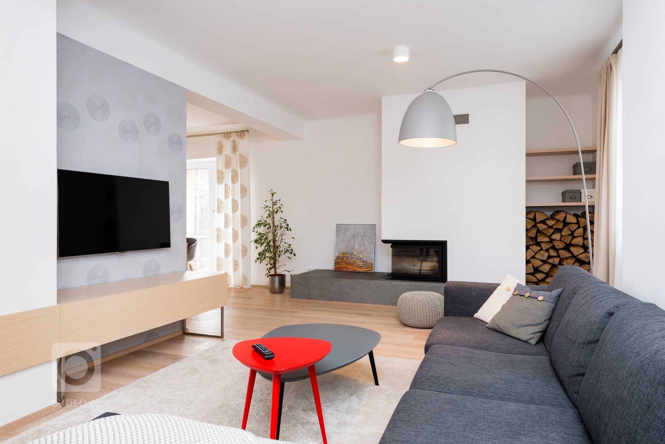 Interiér domu z devadesátých let potřeboval rekonstrukci. Jde o kuchyň s jídelnou a obývací pokoj. Majitelé mají rádi jednoduchý design, střídmou barevnost a…