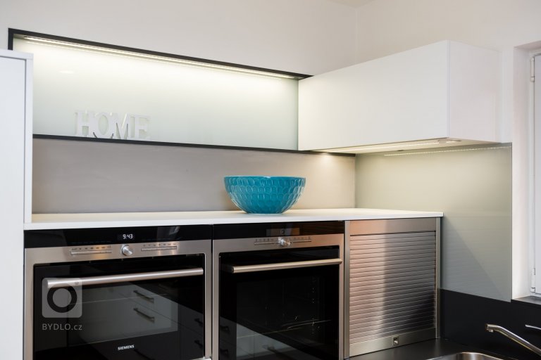 Interiér domu z devadesátých let potřeboval rekonstrukci. Jde o kuchyň s jídelnou a obývací pokoj. Majitelé mají rádi jednoduchý design, střídmou barevnost a…