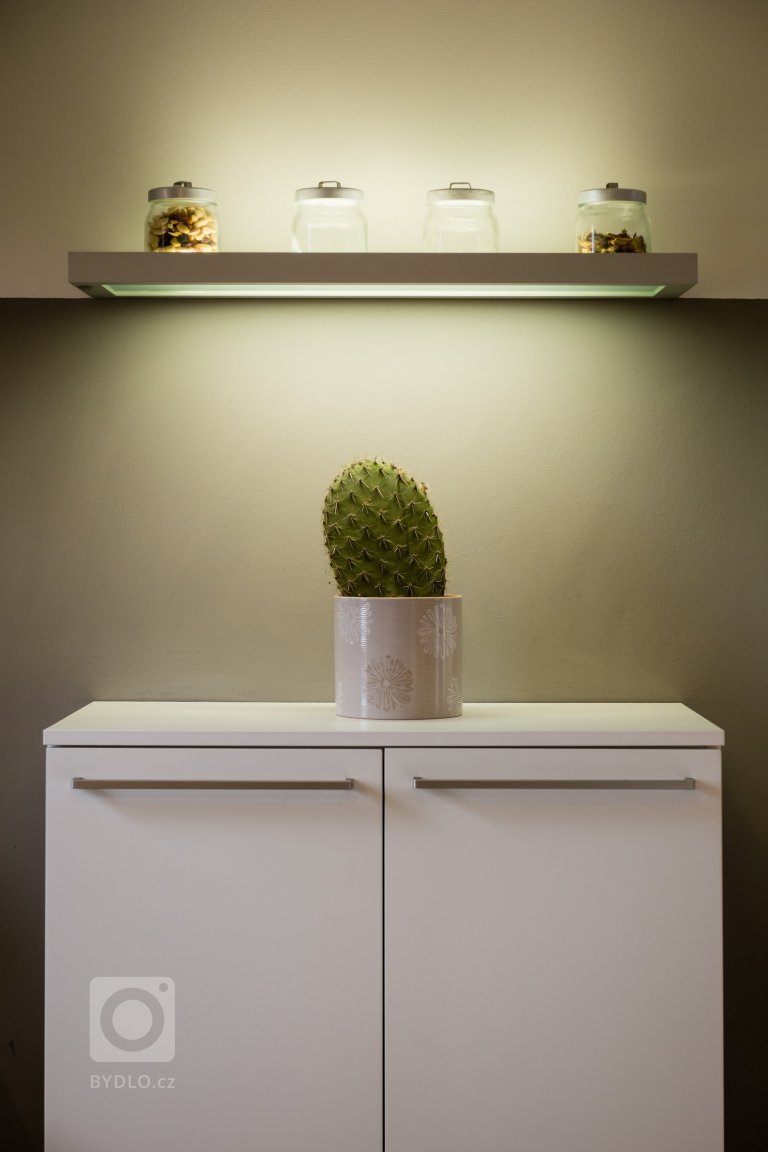 Interiér domu z devadesátých let potřeboval rekonstrukci. Jde o kuchyň s jídelnou a obývací pokoj. Majitelé mají rádi jednoduchý design, střídmou barevnost a…