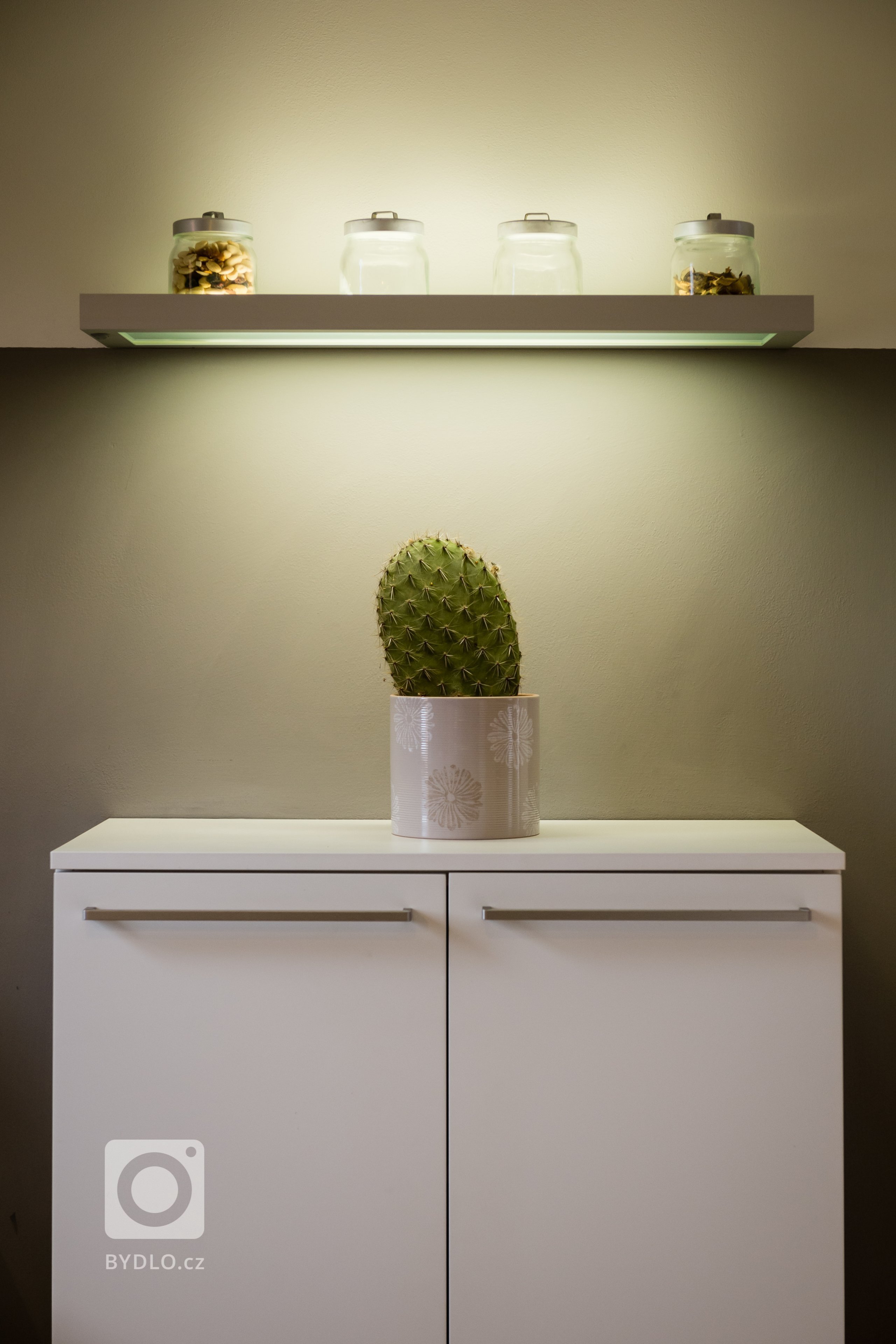 Interiér domu z devadesátých let potřeboval rekonstrukci. Jde o kuchyň s jídelnou a obývací pokoj. Majitelé mají rádi jednoduchý design, střídmou barevnost a…