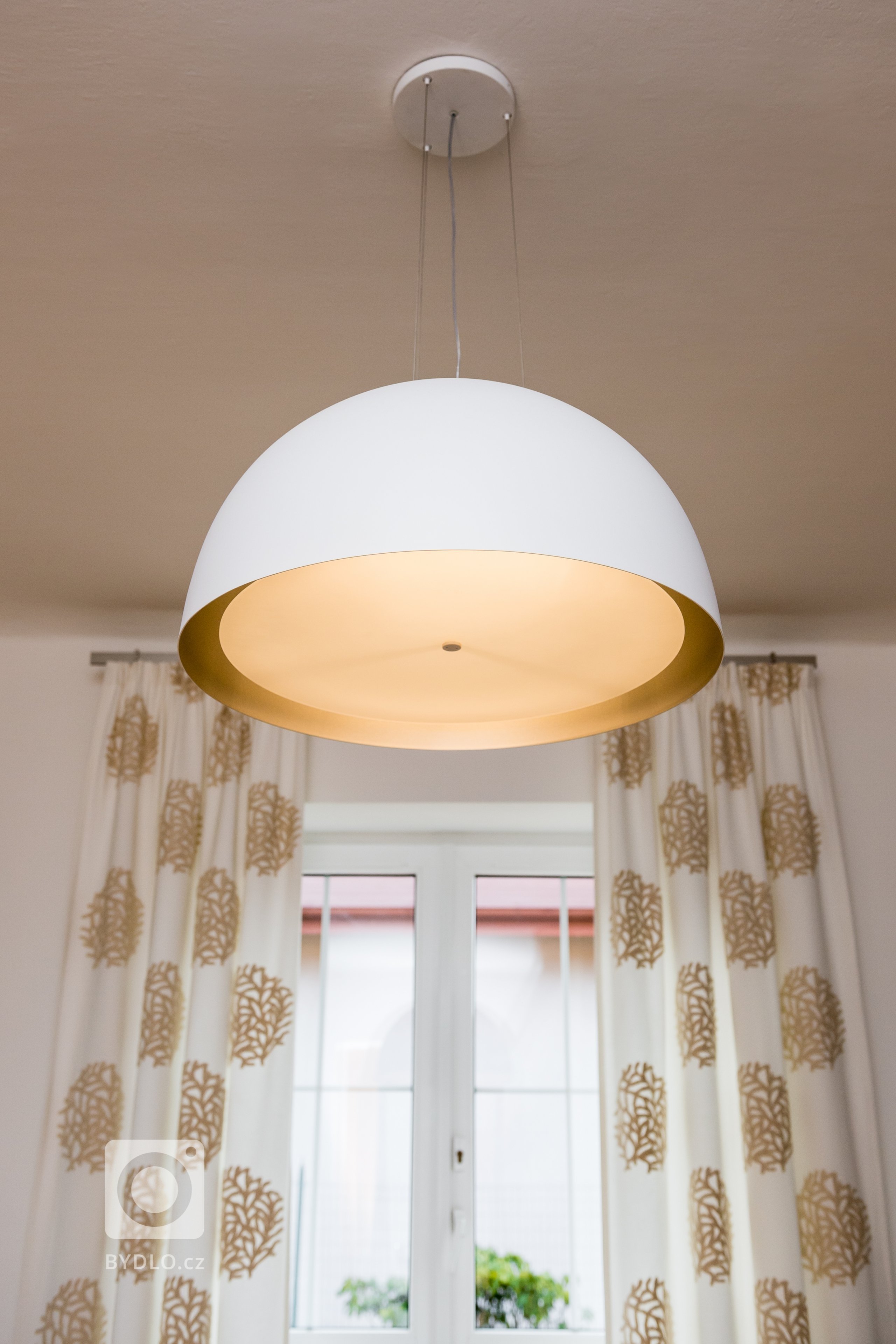 Interiér domu z devadesátých let potřeboval rekonstrukci. Jde o kuchyň s jídelnou a obývací pokoj. Majitelé mají rádi jednoduchý design, střídmou barevnost a…