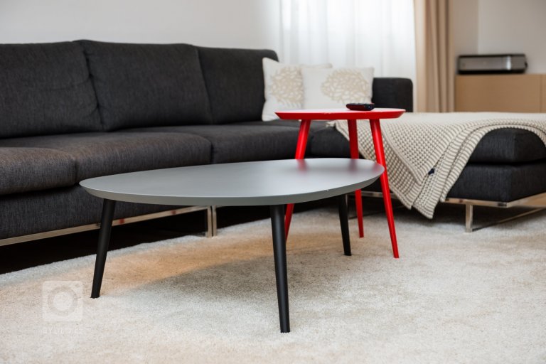 Interiér domu z devadesátých let potřeboval rekonstrukci. Jde o kuchyň s jídelnou a obývací pokoj. Majitelé mají rádi jednoduchý design, střídmou barevnost a…