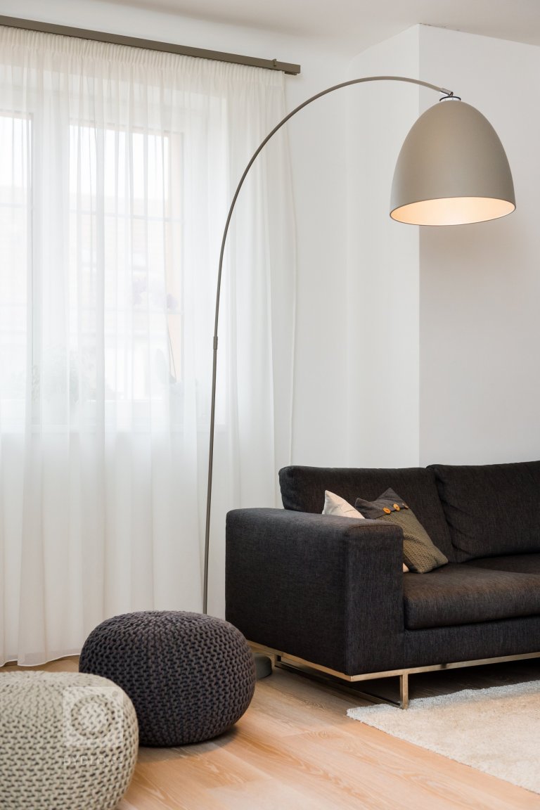 Interiér domu z devadesátých let potřeboval rekonstrukci. Jde o kuchyň s jídelnou a obývací pokoj. Majitelé mají rádi jednoduchý design, střídmou barevnost a…