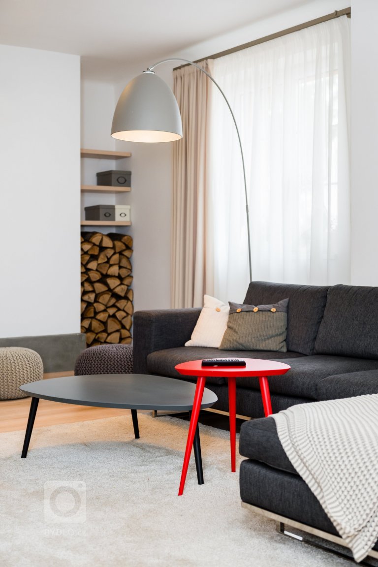 Interiér domu z devadesátých let potřeboval rekonstrukci. Jde o kuchyň s jídelnou a obývací pokoj. Majitelé mají rádi jednoduchý design, střídmou barevnost a…