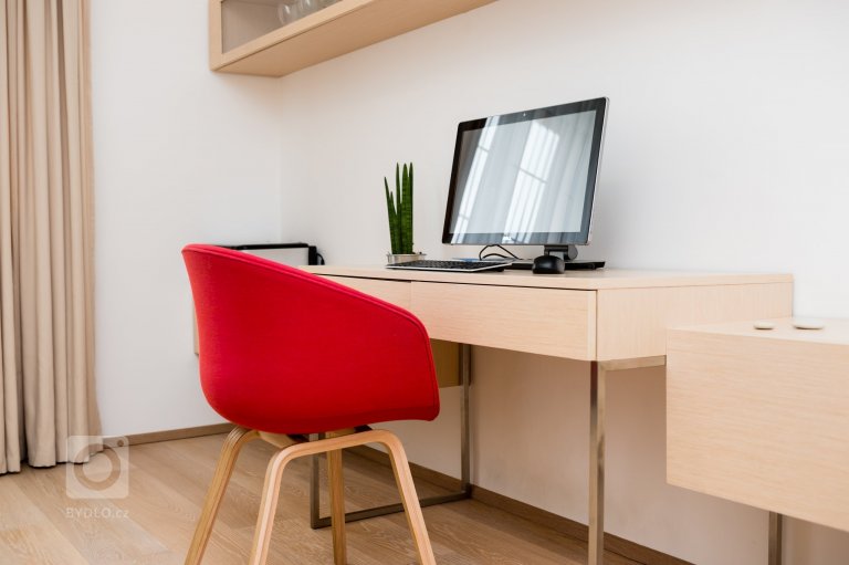 Interiér domu z devadesátých let potřeboval rekonstrukci. Jde o kuchyň s jídelnou a obývací pokoj. Majitelé mají rádi jednoduchý design, střídmou barevnost a…