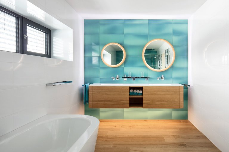 Nedávno jsme dokončili realizaci rodinného domu v Průhonicích. Klienti chtěli mít interier v klasickem stylu, útulný s použitím dubu a jemných barev. Nábytek…