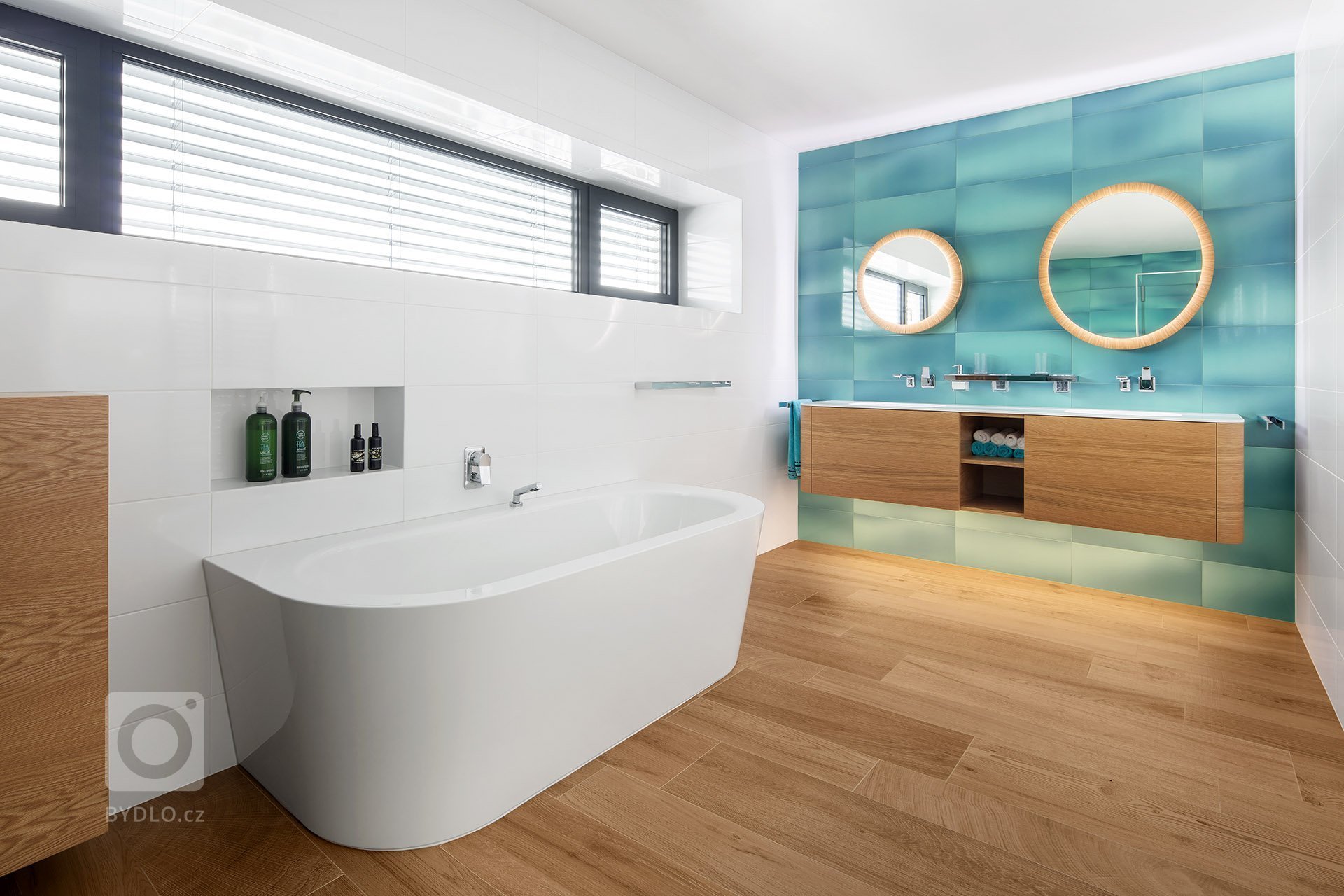 Nedávno jsme dokončili realizaci rodinného domu v Průhonicích. Klienti chtěli mít interier v klasickem stylu, útulný s použitím dubu a jemných barev. Nábytek…