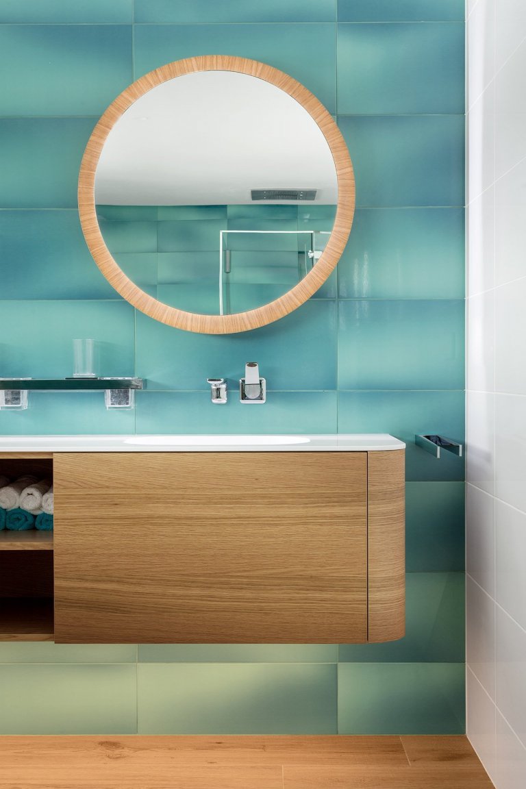 Nedávno jsme dokončili realizaci rodinného domu v Průhonicích. Klienti chtěli mít interier v klasickem stylu, útulný s použitím dubu a jemných barev. Nábytek…