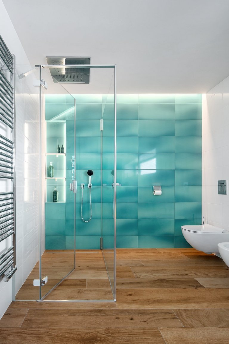 Nedávno jsme dokončili realizaci rodinného domu v Průhonicích. Klienti chtěli mít interier v klasickem stylu, útulný s použitím dubu a jemných barev. Nábytek…