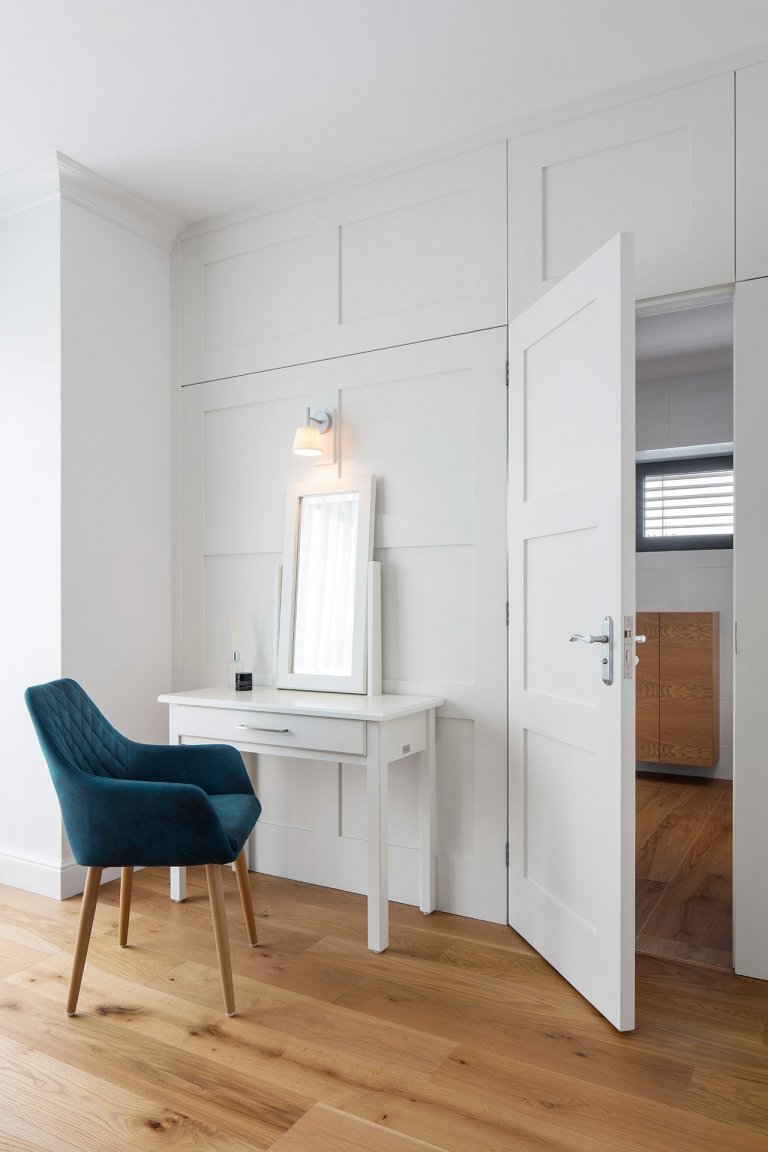 Nedávno jsme dokončili realizaci rodinného domu v Průhonicích. Klienti chtěli mít interier v klasickem stylu, útulný s použitím dubu a jemných barev. Nábytek…