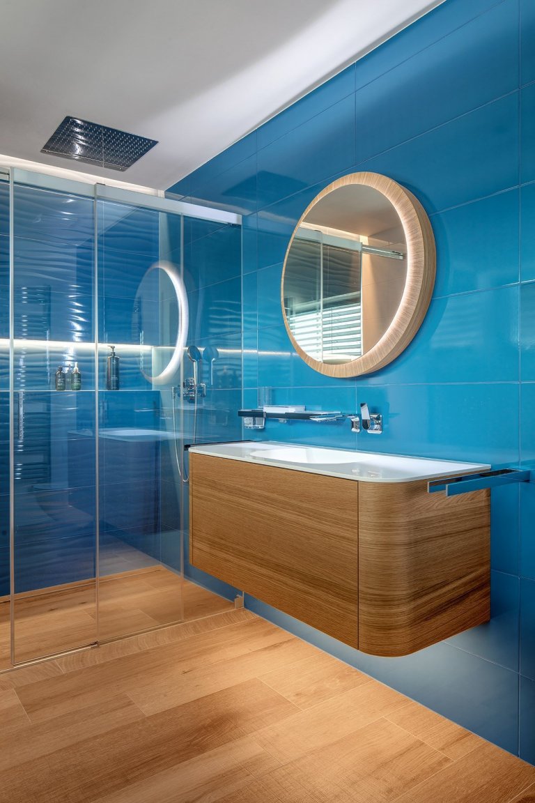 Nedávno jsme dokončili realizaci rodinného domu v Průhonicích. Klienti chtěli mít interier v klasickem stylu, útulný s použitím dubu a jemných barev. Nábytek…