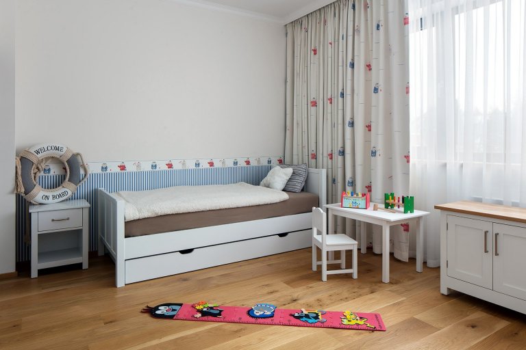 Nedávno jsme dokončili realizaci rodinného domu v Průhonicích. Klienti chtěli mít interier v klasickem stylu, útulný s použitím dubu a jemných barev. Nábytek…