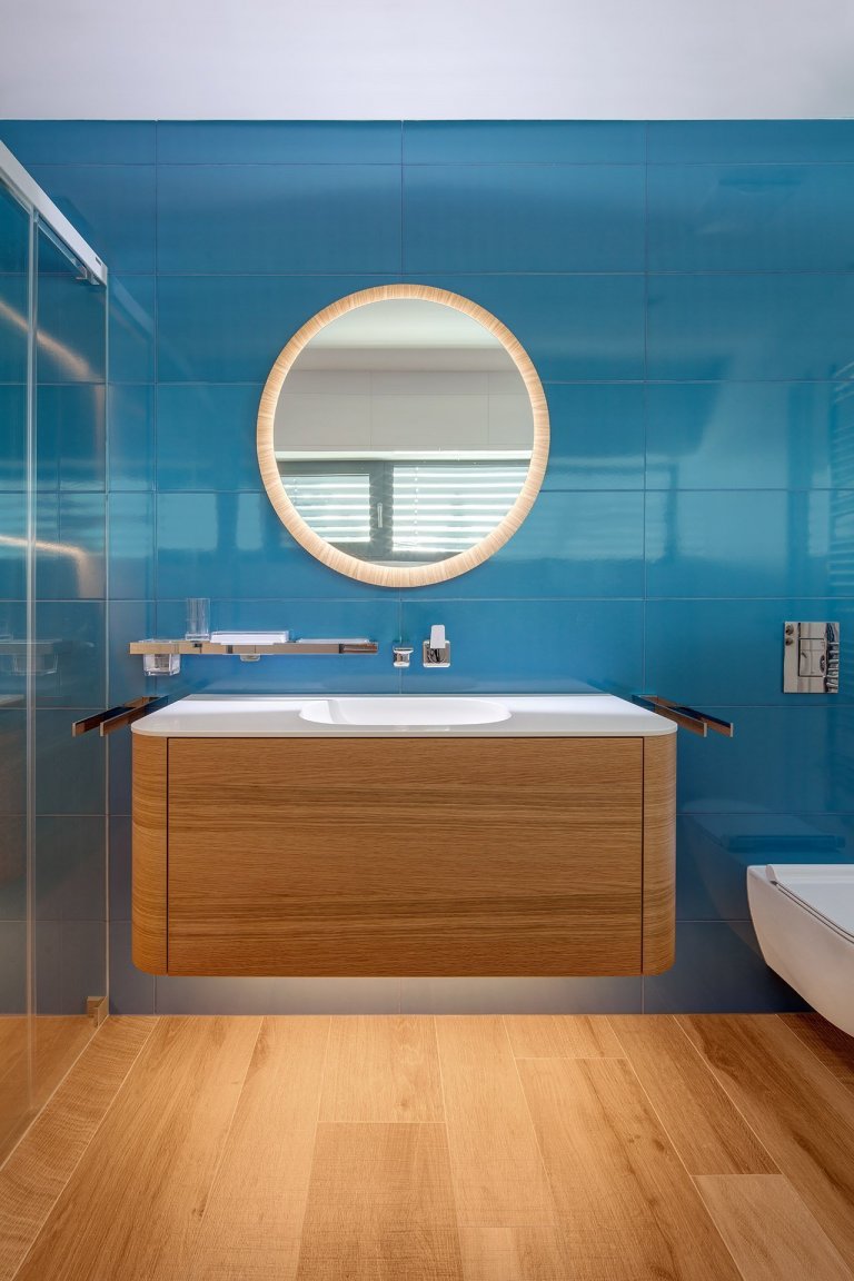 Nedávno jsme dokončili realizaci rodinného domu v Průhonicích. Klienti chtěli mít interier v klasickem stylu, útulný s použitím dubu a jemných barev. Nábytek…