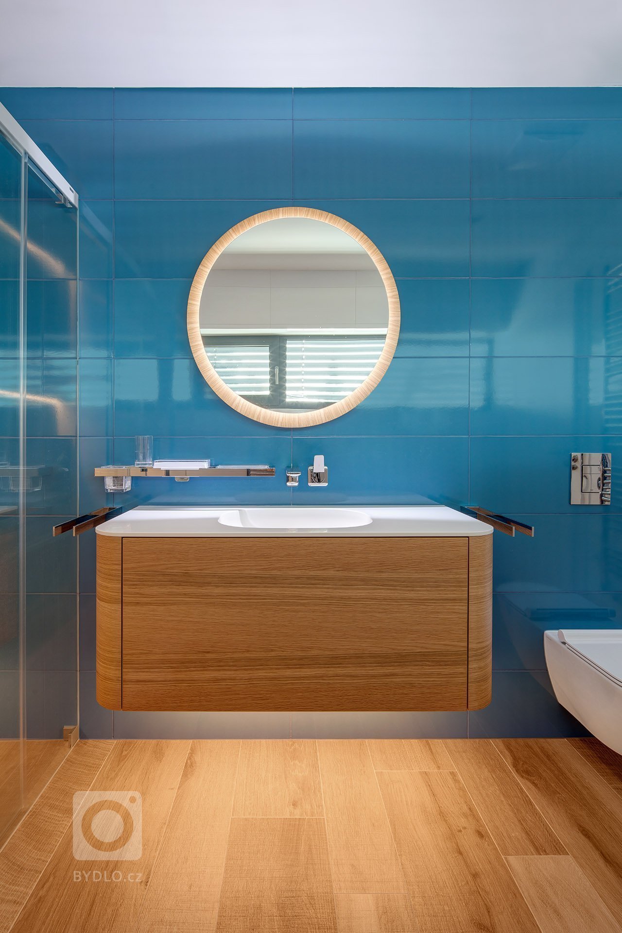 Nedávno jsme dokončili realizaci rodinného domu v Průhonicích. Klienti chtěli mít interier v klasickem stylu, útulný s použitím dubu a jemných barev. Nábytek…