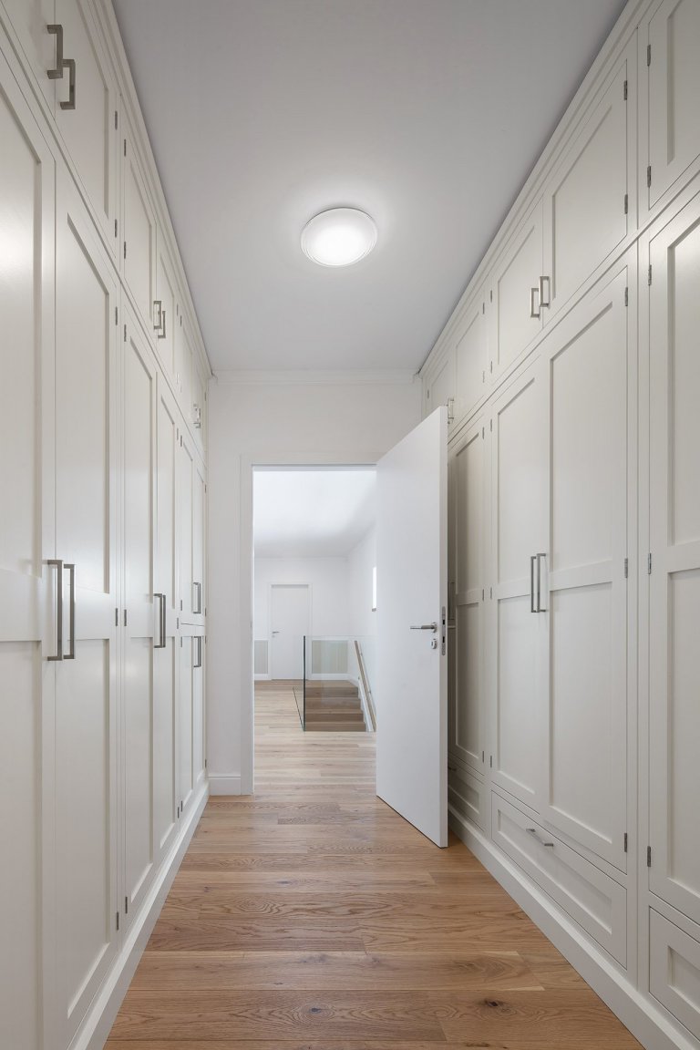 Nedávno jsme dokončili realizaci rodinného domu v Průhonicích. Klienti chtěli mít interier v klasickem stylu, útulný s použitím dubu a jemných barev. Nábytek…