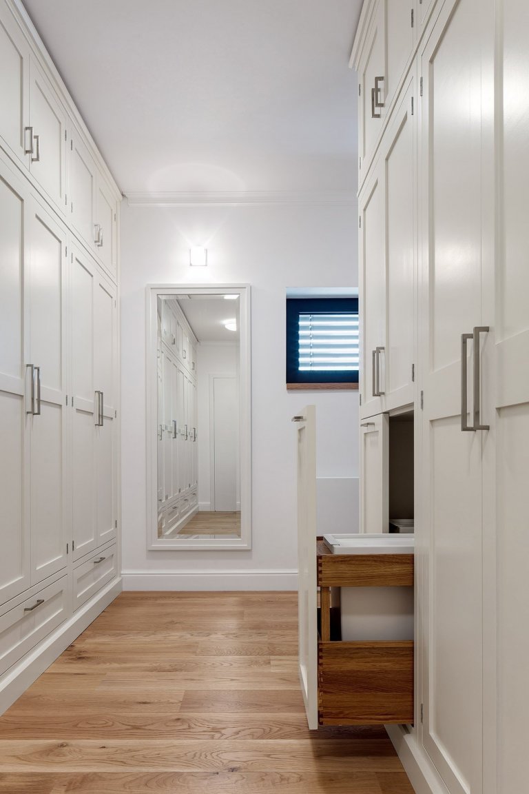 Nedávno jsme dokončili realizaci rodinného domu v Průhonicích. Klienti chtěli mít interier v klasickem stylu, útulný s použitím dubu a jemných barev. Nábytek…