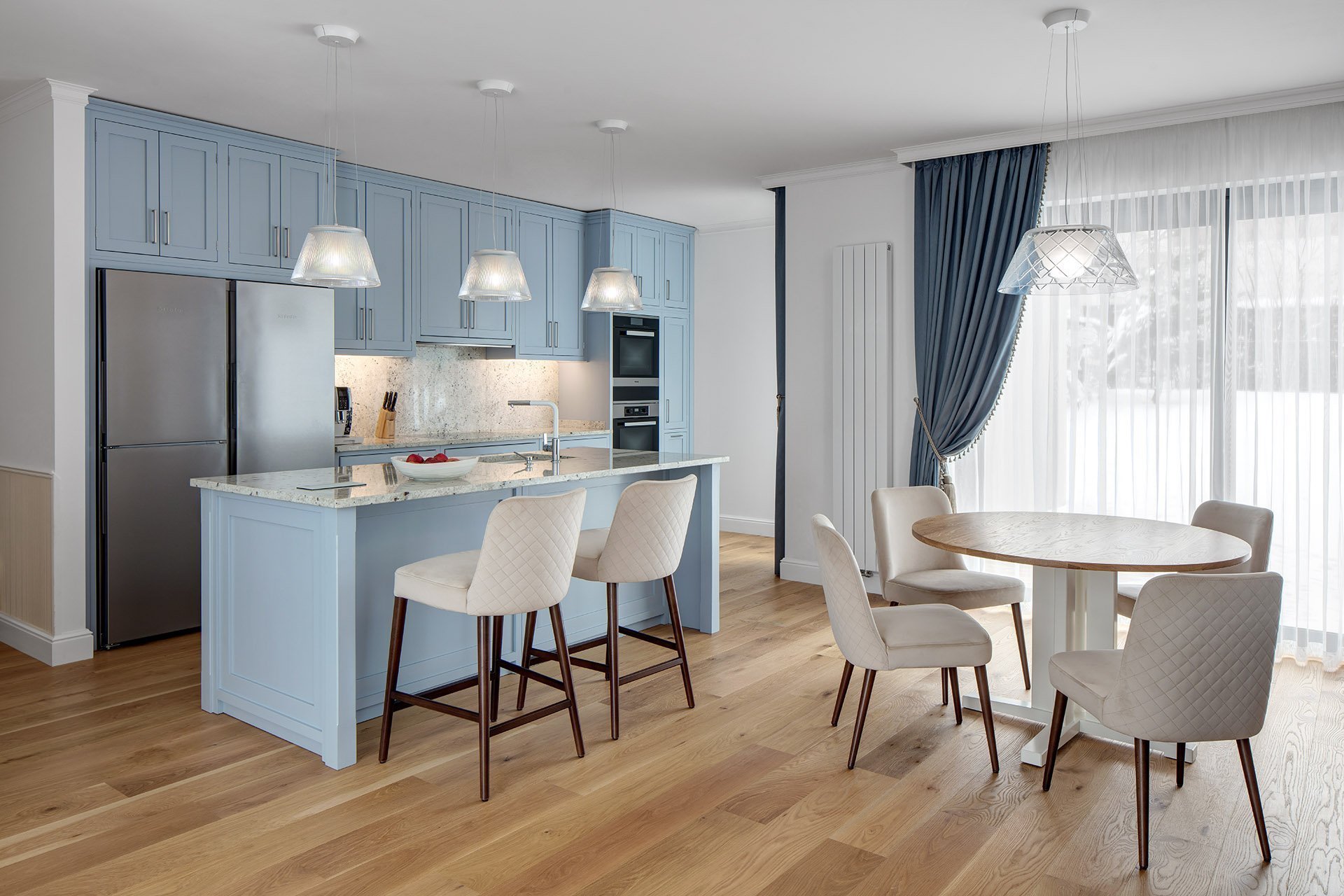 Nedávno jsme dokončili realizaci rodinného domu v Průhonicích. Klienti chtěli mít interier v klasickem stylu, útulný s použitím dubu a jemných barev. Nábytek…