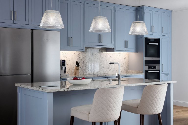 Nedávno jsme dokončili realizaci rodinného domu v Průhonicích. Klienti chtěli mít interier v klasickem stylu, útulný s použitím dubu a jemných barev. Nábytek…