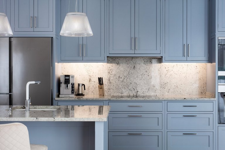 Nedávno jsme dokončili realizaci rodinného domu v Průhonicích. Klienti chtěli mít interier v klasickem stylu, útulný s použitím dubu a jemných barev. Nábytek…