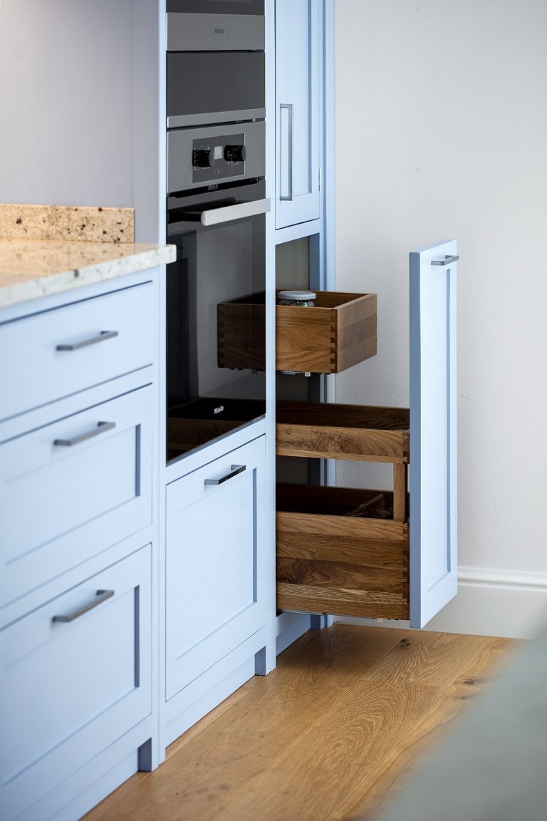 Nedávno jsme dokončili realizaci rodinného domu v Průhonicích. Klienti chtěli mít interier v klasickem stylu, útulný s použitím dubu a jemných barev. Nábytek…