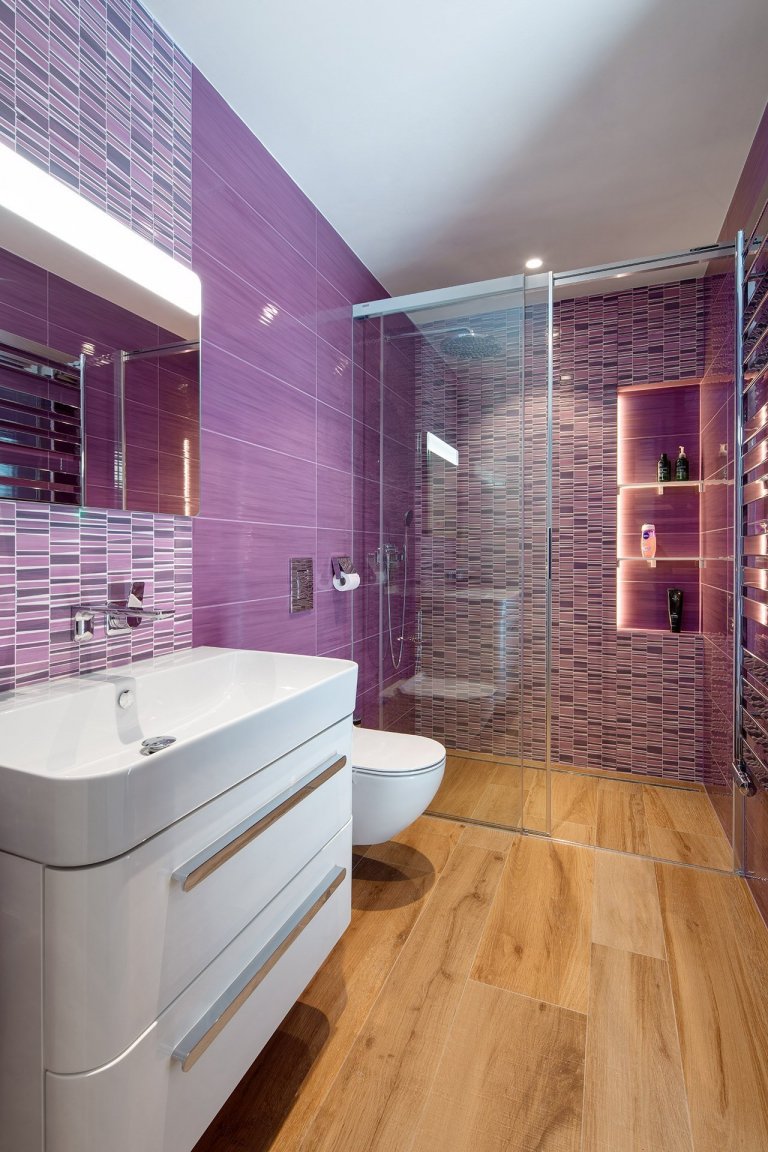 Nedávno jsme dokončili realizaci rodinného domu v Průhonicích. Klienti chtěli mít interier v klasickem stylu, útulný s použitím dubu a jemných barev. Nábytek…