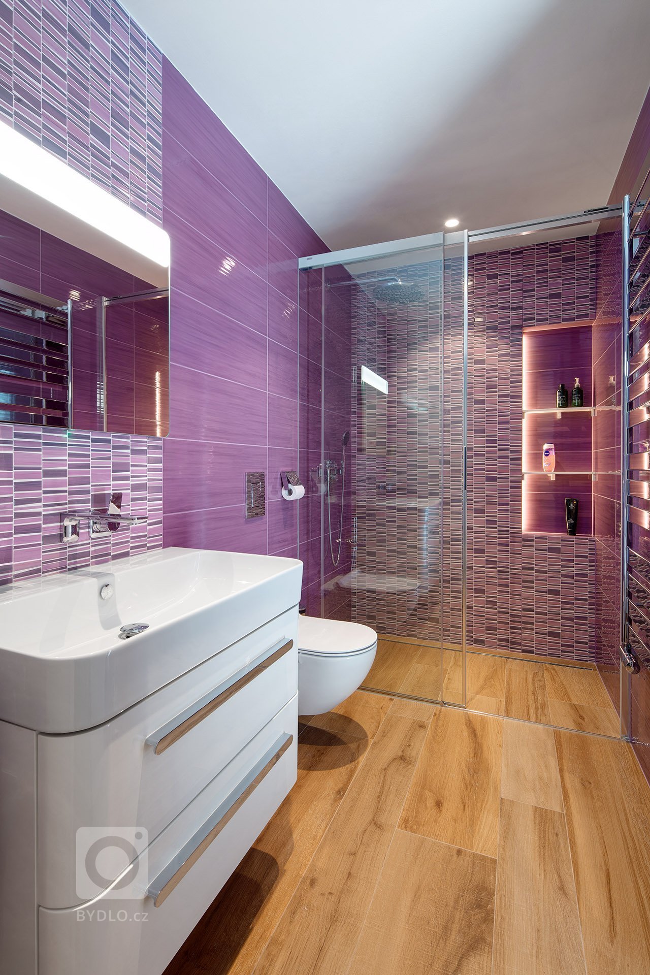 Nedávno jsme dokončili realizaci rodinného domu v Průhonicích. Klienti chtěli mít interier v klasickem stylu, útulný s použitím dubu a jemných barev. Nábytek…