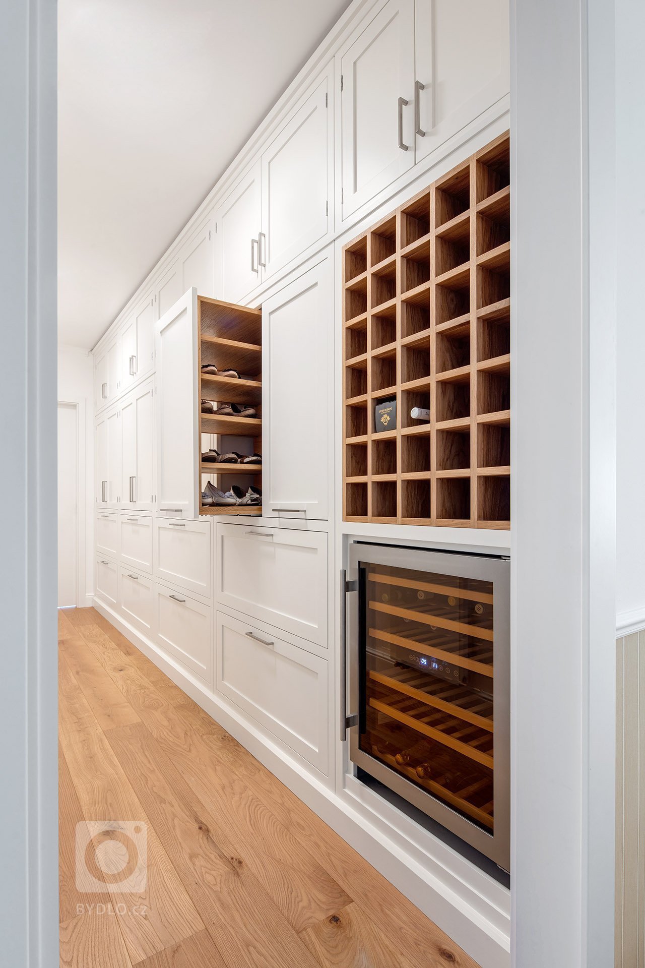 Nedávno jsme dokončili realizaci rodinného domu v Průhonicích. Klienti chtěli mít interier v klasickem stylu, útulný s použitím dubu a jemných barev. Nábytek…