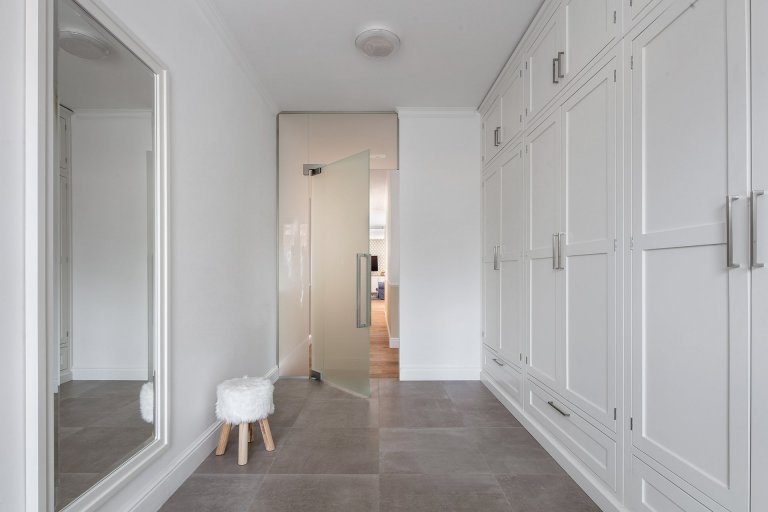 Nedávno jsme dokončili realizaci rodinného domu v Průhonicích. Klienti chtěli mít interier v klasickem stylu, útulný s použitím dubu a jemných barev. Nábytek…