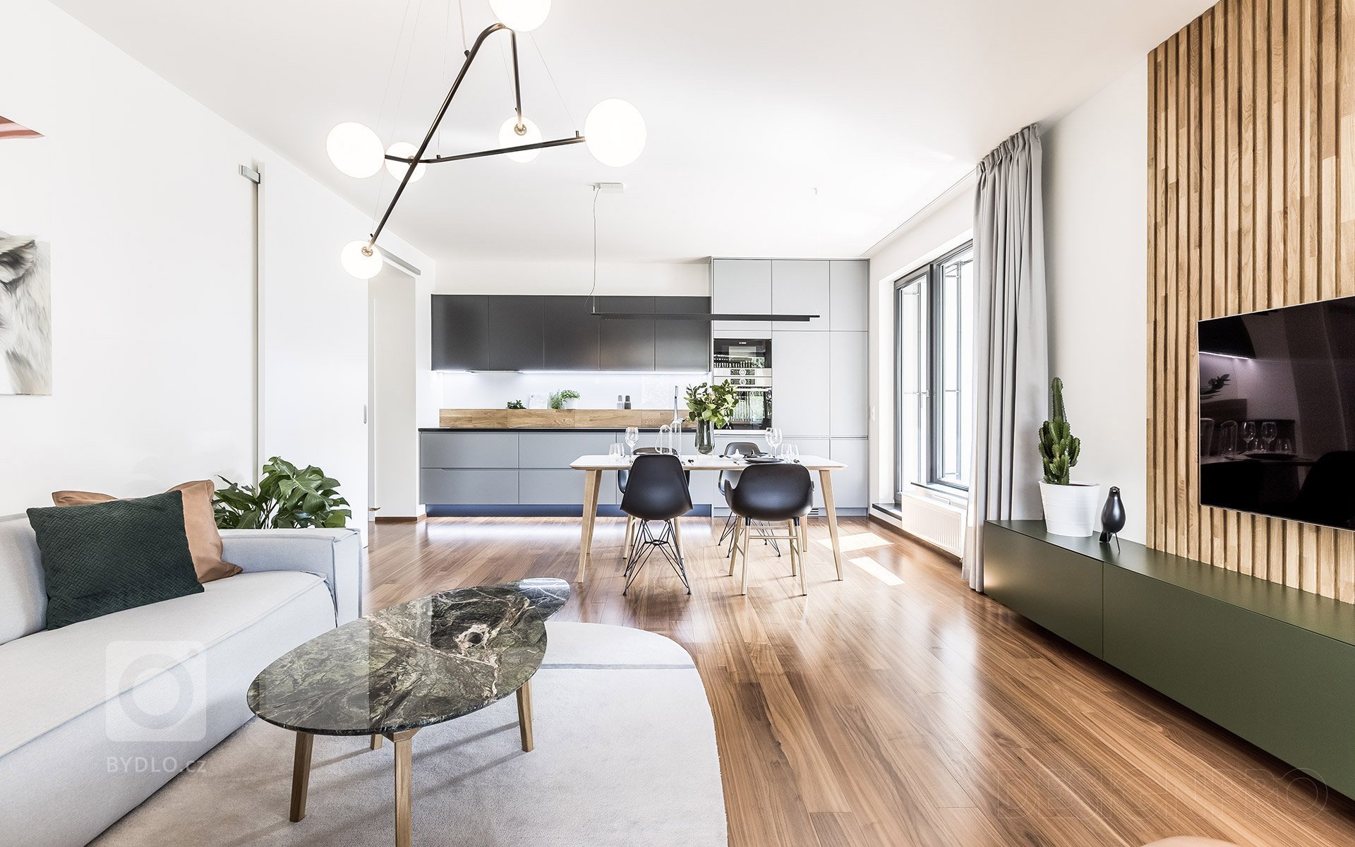 Jedná se o byt v novém developerském projektu. Samotná dispozice byla řešena dobře a nebylo třeba ji upravovat. Zadáním bylo vytvořit domov pro mladý pár, kde…