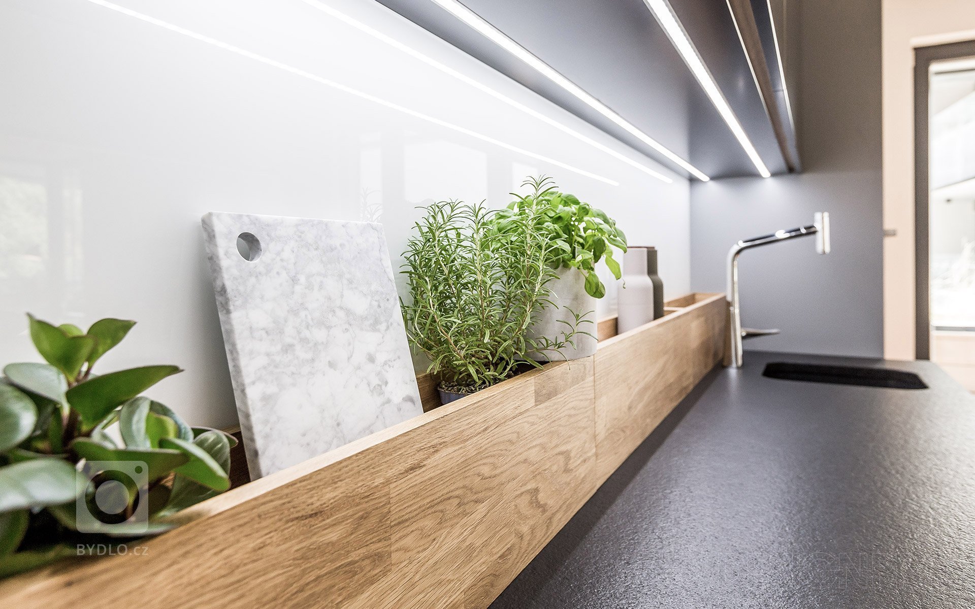 Jedná se o byt v novém developerském projektu. Samotná dispozice byla řešena dobře a nebylo třeba ji upravovat. Zadáním bylo vytvořit domov pro mladý pár, kde…