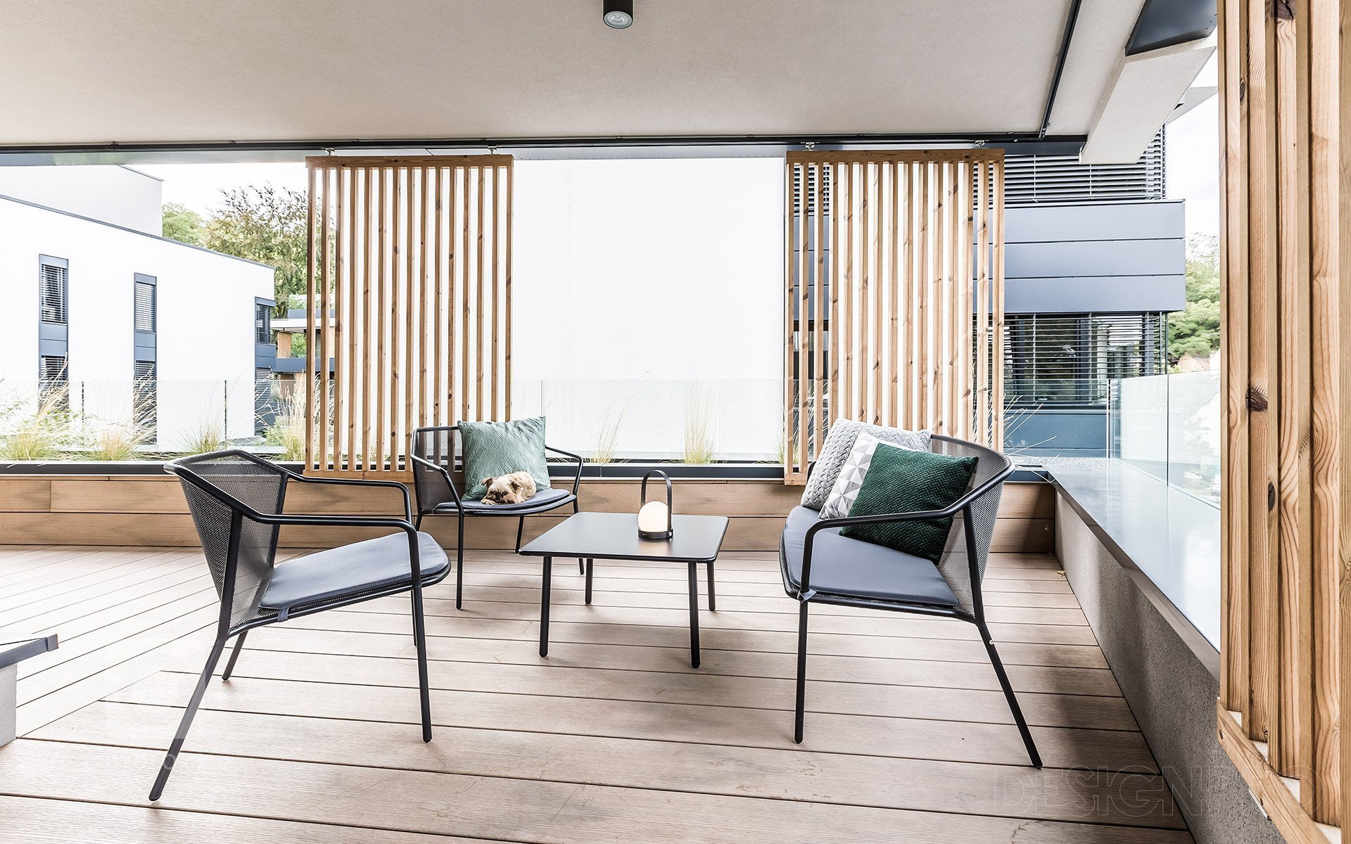 Jednoduchý, ale praktický nábytek, který můžete nechat na terase celoročně. 