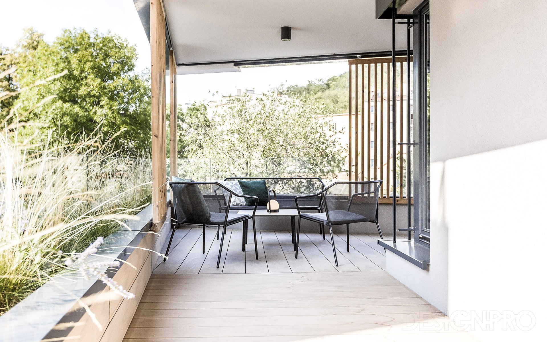 Jedná se o byt v novém developerském projektu. Samotná dispozice byla řešena dobře a nebylo třeba ji upravovat. Zadáním bylo vytvořit domov pro mladý pár, kde…