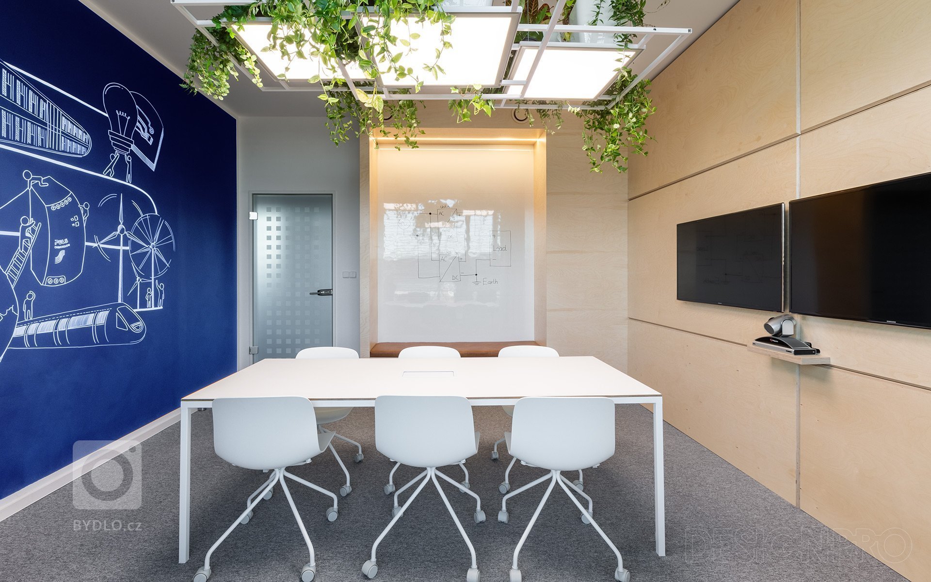 Návrh zasedací místnosti pro společnost Puls v Chomutově. Fádní patnáct let starou místnost bez identity jsme měli za úkol modernizovat.

Malou zasedací…