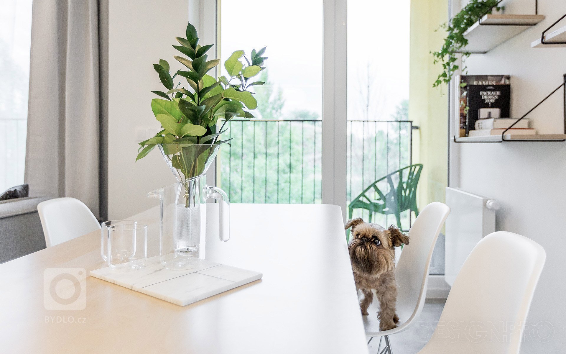 Interiér bytu v novostavbě bytového domu v pražských Hodkovičkách.&nbsp;Byt určený pro mladou slečnu jsme s klientkou začali řešit již v průběhu klientských…