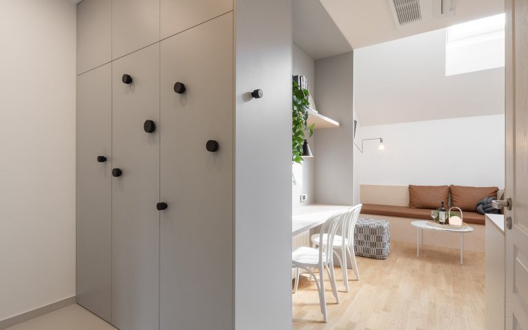 Interiér podkrovního bytu v centru Prahy v ulici Štěpánská. Malý byt na krátkodobý pronájem, o velikosti pouhých 23 metrů čtverečních, jsme navrhovali a…