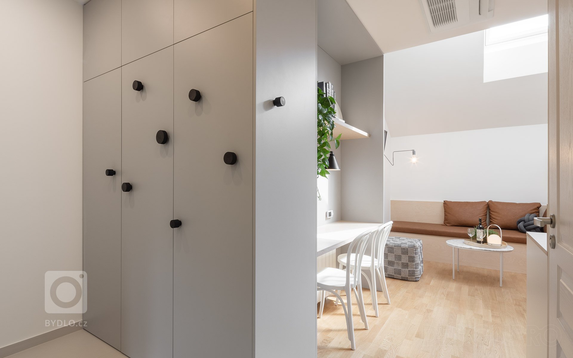 Interiér podkrovního bytu v centru Prahy v ulici Štěpánská. Malý byt na krátkodobý pronájem, o velikosti pouhých 23 metrů čtverečních, jsme navrhovali a…