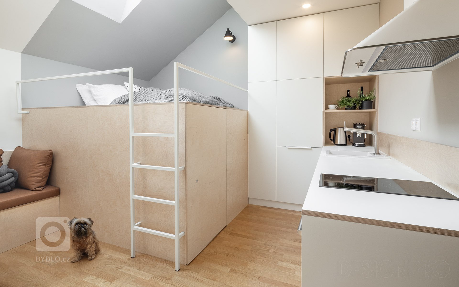 Interiér podkrovního bytu v centru Prahy v ulici Štěpánská. Malý byt na krátkodobý pronájem, o velikosti pouhých 23 metrů čtverečních, jsme navrhovali a…