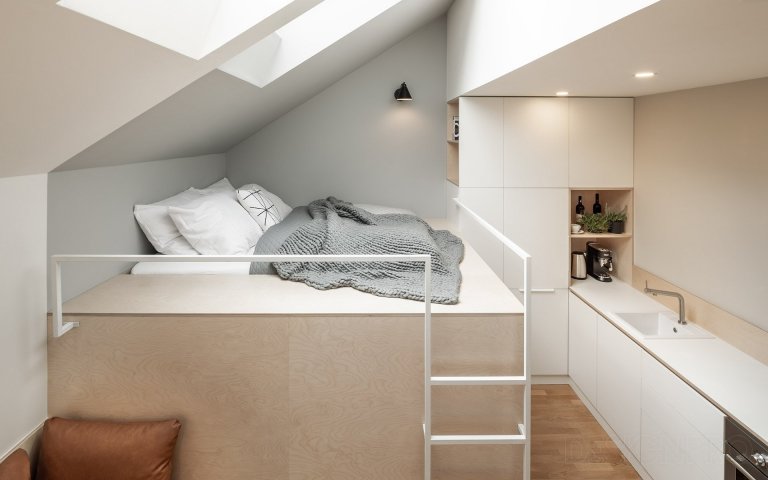 Interiér podkrovního bytu v centru Prahy v ulici Štěpánská. Malý byt na krátkodobý pronájem, o velikosti pouhých 23 metrů čtverečních, jsme navrhovali a…