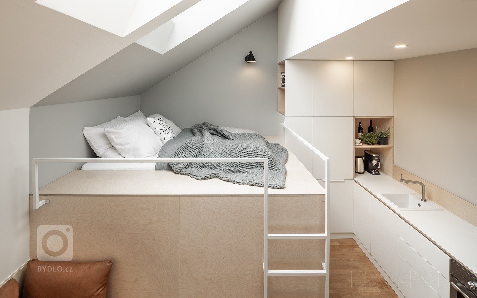 Interiér podkrovního bytu v centru Prahy v ulici Štěpánská. Malý byt na krátkodobý pronájem, o velikosti pouhých 23 metrů čtverečních, jsme navrhovali a…