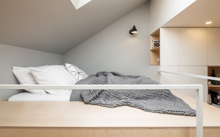 Interiér podkrovního bytu v centru Prahy v ulici Štěpánská. Malý byt na krátkodobý pronájem, o velikosti pouhých 23 metrů čtverečních, jsme navrhovali a…