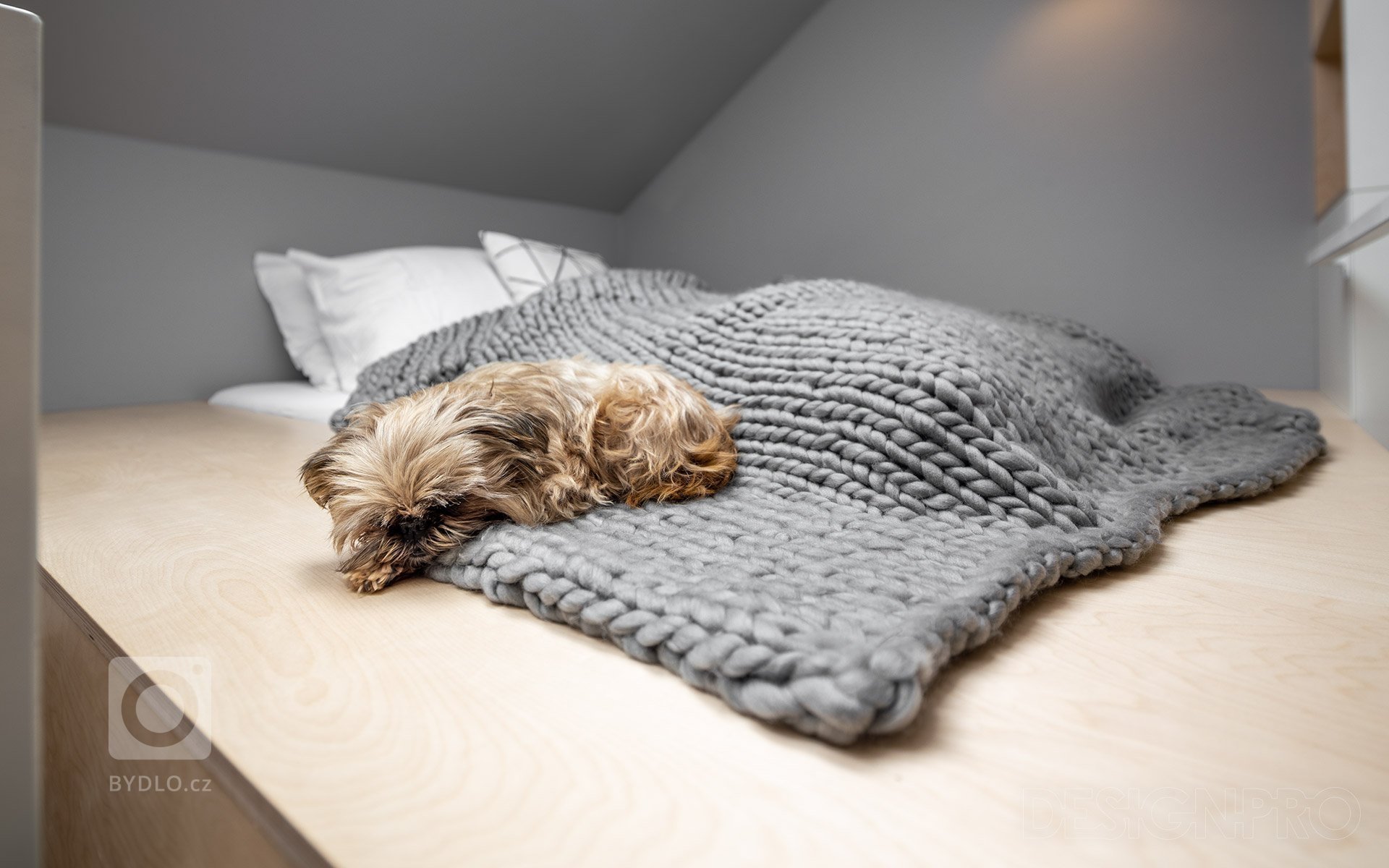 Interiér podkrovního bytu v centru Prahy v ulici Štěpánská. Malý byt na krátkodobý pronájem, o velikosti pouhých 23 metrů čtverečních, jsme navrhovali a…