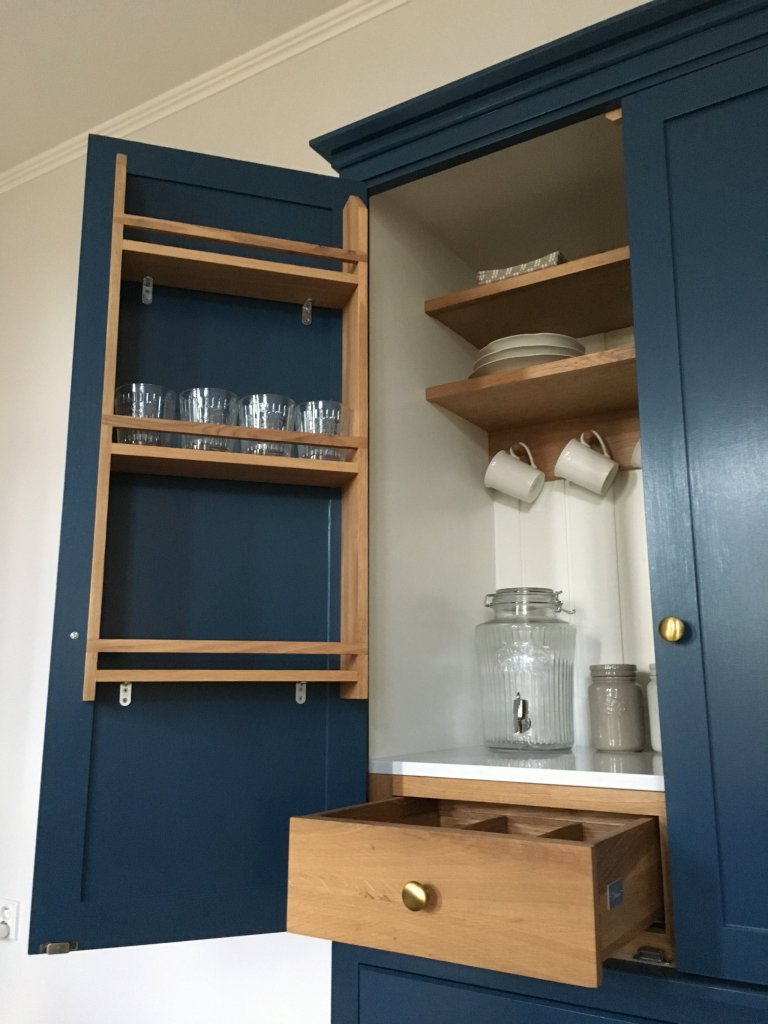 Klasická anglická ručně vyrobená kredenc z masivního tvrdého dřeva. Dubové šuplíky s rybinovým čepem. Ručně natřena tmavě&nbsp;modrou barvou.&nbsp; Vyrobeno v…